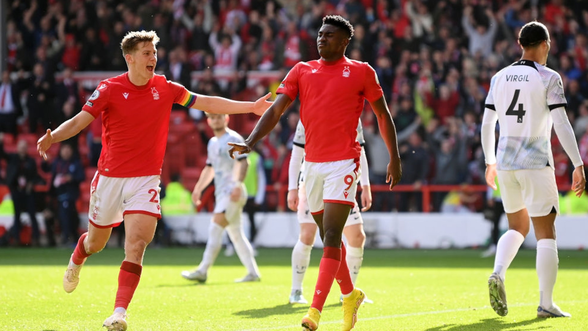 出了巨大贡 出了巨大贡